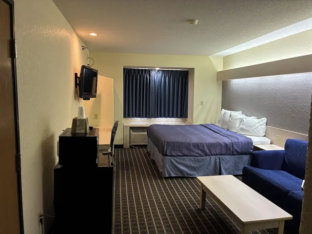 Deluxe, Single, King Bed, Travelodge by Wyndham Chadron 4/8