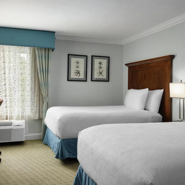 غرفة بسريرين مزدوجين بإطلالة على الحديقة بشرفة في الطابق العلوي، Best Western Premier Hotel Del Mar 1/7