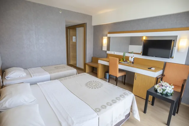 غرفة بسرير مزدوج بإطلالة على البحر، M C Arancia Resort 1/1
