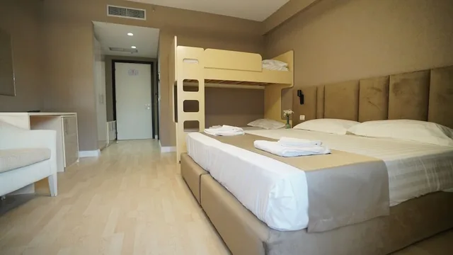 غرفة رباعية بسريرين مزدوجين بإطلالة جزئية على البحر، Majestic Hotel 2/3