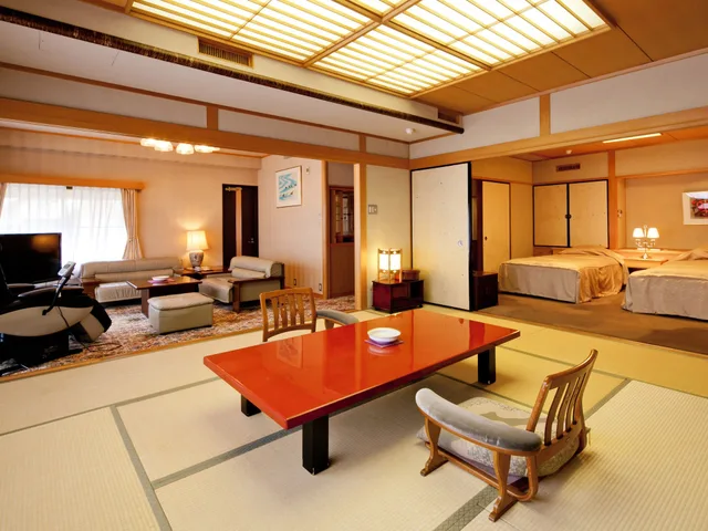 غرفة يابانية غربية بسريرين مزدوجين وفرشتي فوتون بأرضية تاتامي، Arima Onsen Gekkoen Yugetsusanso 6/10