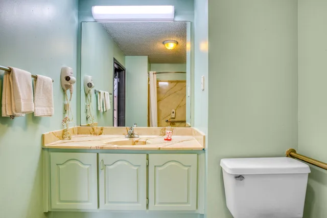 جناح بسرير كينج بجاكوزي، OYO Townhouse Tulsa Woodland Hills 7/7