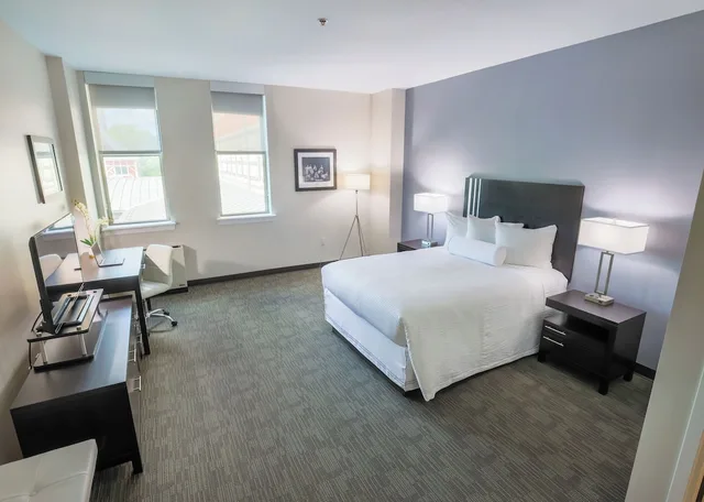Room, Queen Bed, Executive Level, Accessible، Kellogg Conference Hotel Capitol Hill at Gallaudet University 3/6