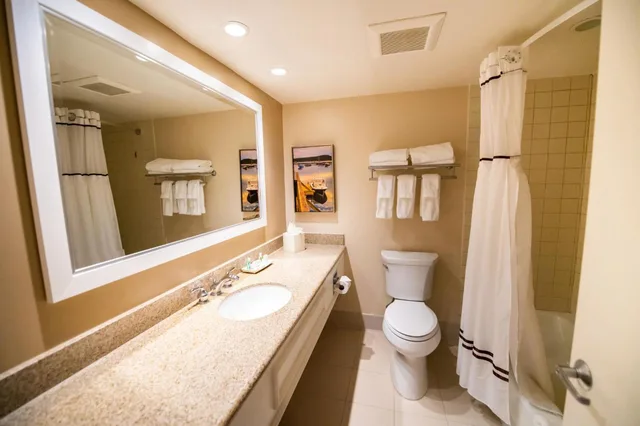 غرفة بريميوم بسريرين كوين بإطلالة على البحر، Holiday Inn Resort Bar Harbor Acadia Natl Park 3/4