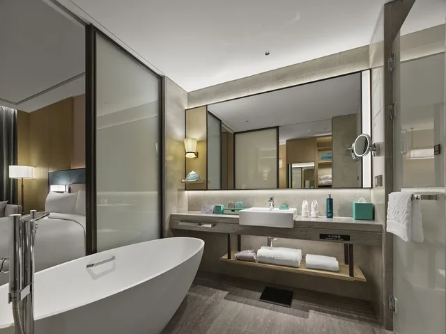 غرفة ديلوكس بسرير كينج بإطلالة على الحديقة، DoubleTree by Hilton Taizhou Shenxianju 7/8