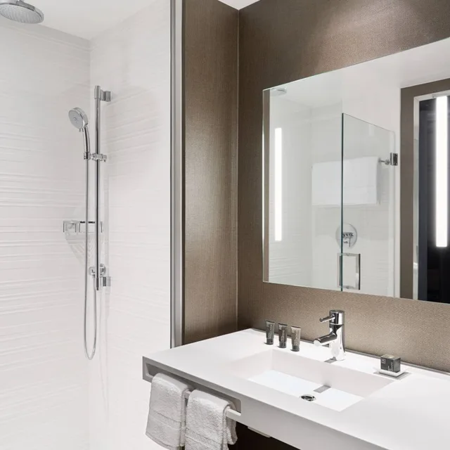 غرفة بسرير كينج بحوض استحمام لذوي الإعاقة، AC Hotel Phoenix Tempe/Downtown 2/2