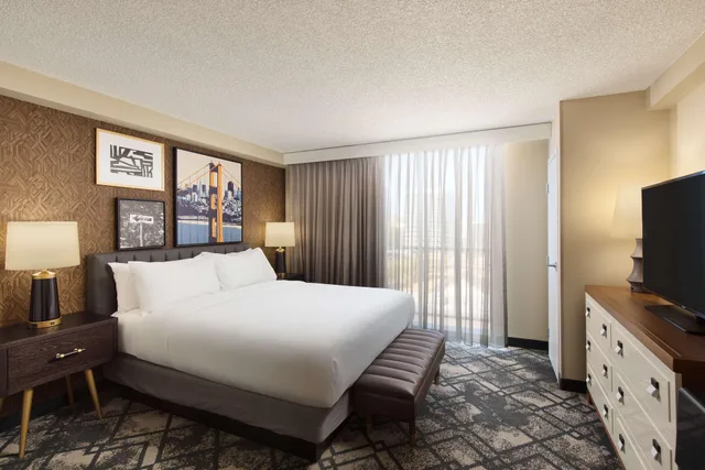جناح بسرير كينج بغرفة نوم واحدة، Embassy Suites by Hilton San Francisco Airport Oyster Point 1/2