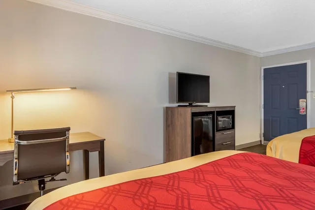 Standard, 2 Queen Beds, Accessible, Econo Lodge Byron - Warner Robins 1/3