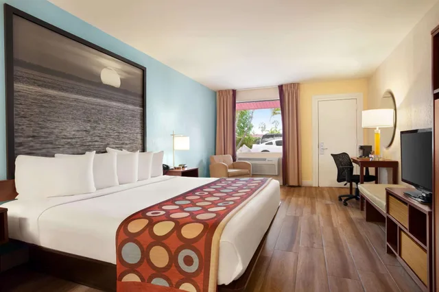 غرفة بسرير كينج، Super 8 by Wyndham, Florida City/Homestead/Everglades 1/3