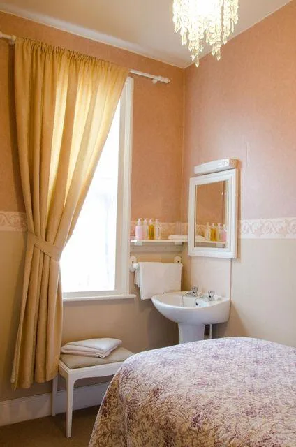 غرفة كومفورت مفردة بسرير فردي بحمام مشترك، Hedley Villa Guest House 1/1
