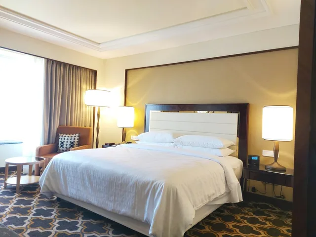 غرفة كلوب بسرير كينج، Sheraton Grand Pune Bund Garden Hotel 3/10
