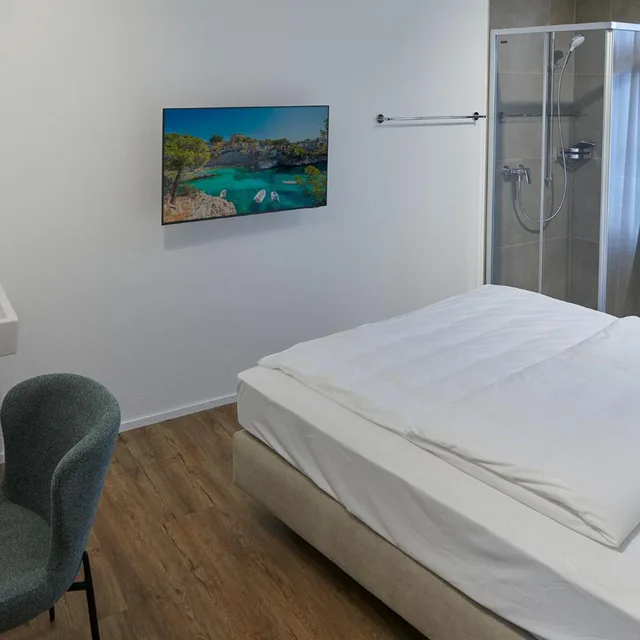 Standard, Double Bed, Hotel Jager Jeuss - Murten - Self-Check-in 1/6