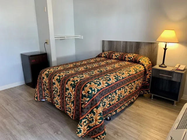 غرفة قياسية بسرير كوين للمدخنين، EZ 8 Motel Old Town 3/5