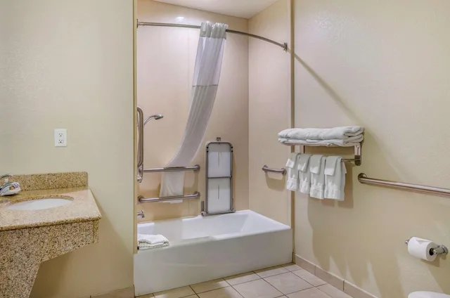 جناح بسرير كينج مع أريكة بحوض استحمام لذوي الإعاقة، Comfort Suites Helena Airport 5/6