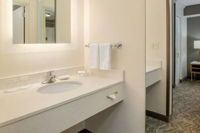 جناح بسريرين كوين مع سرير سحّاب إضافي مع أريكة لذوي الإعاقة، SpringHill Suites by Marriott Portland Airport 1/3
