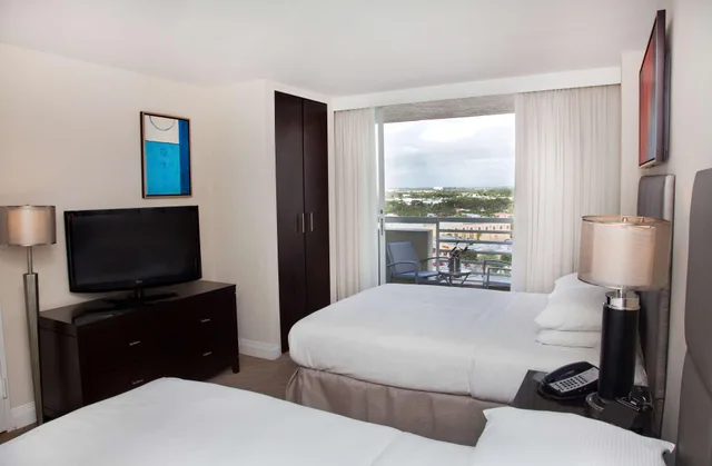 جناح بسريرين كوين بإطلالة على المدينة، GALLERYone - a DoubleTree Suites by Hilton Hotel 1/1