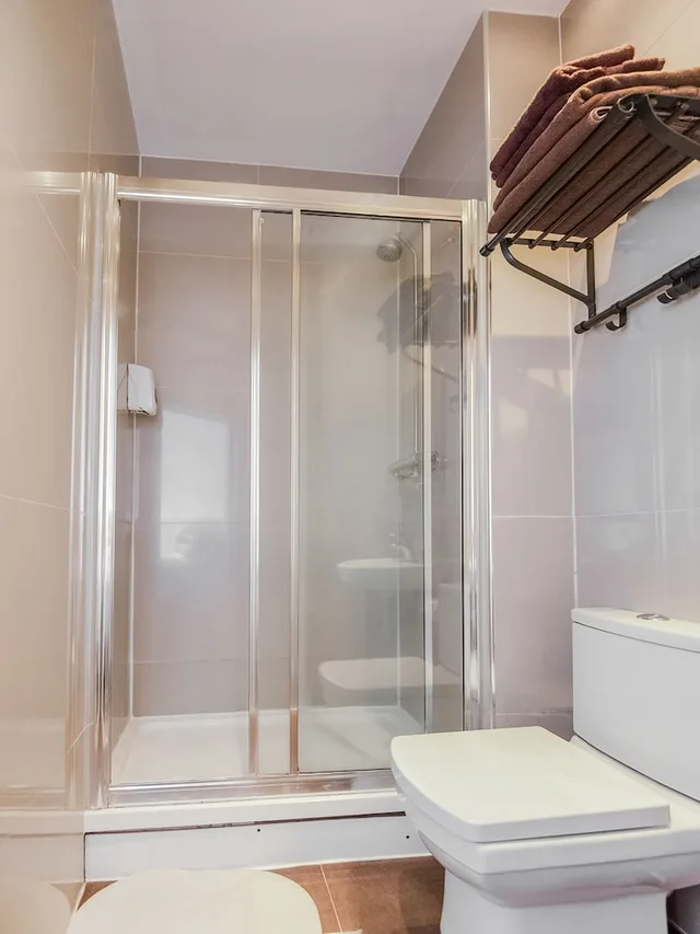 غرفة رباعية بأربعة أسرّة، Huttons Hotel, Victoria London 5/6