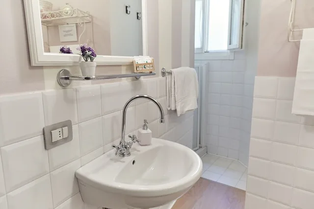 Basic, Double Bed, External Bathroom, Small, B B Di Piazza Del Duomo 2/3