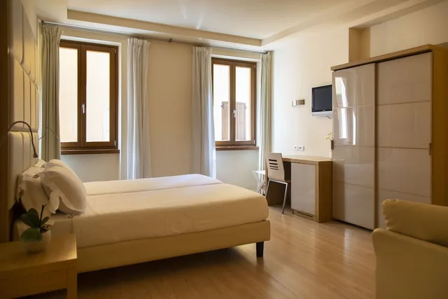 جناح جونيور، HOTEL ANTICO BORGO 2/6