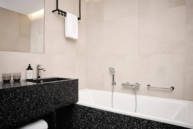 غرفة قياسية بسرير كوين مع سرير إضافي، Original Sokos Hotel Tripla 2/4