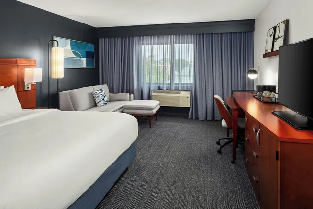 غرفة بسرير كينج، Courtyard By Marriott La Crosse 1/3