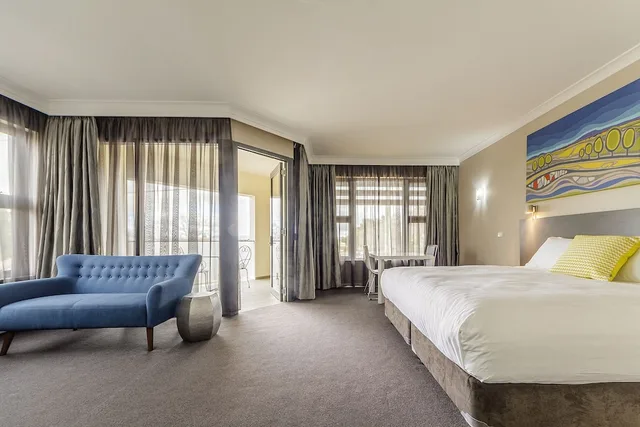 Retreat, Suite, King Bed, Balcony, Cowra Services Club Motel 1/5