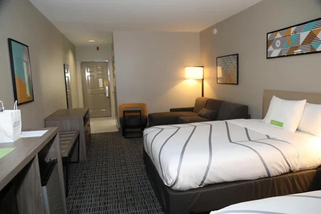 غرفة ديلوكس بسريرين مزدوجين مع أريكة، La Quinta Inn and Suites by Wyndham Montgomery 5/10