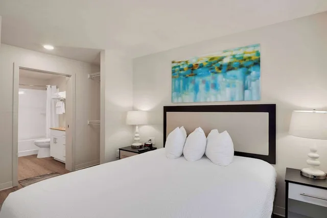 جناح بسريرين كوين بشرفة بغرفتي نوم، WaterWalk Extended Stay by Wyndham Raleigh - RTP 6/8