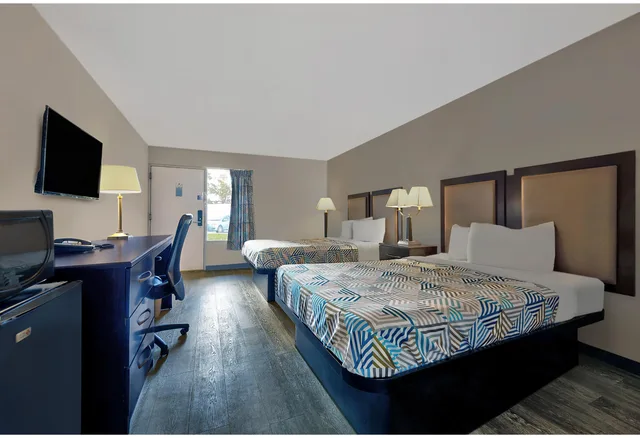 1 King Bed - Smoking, Motel6 McDonough, GA 3/4
