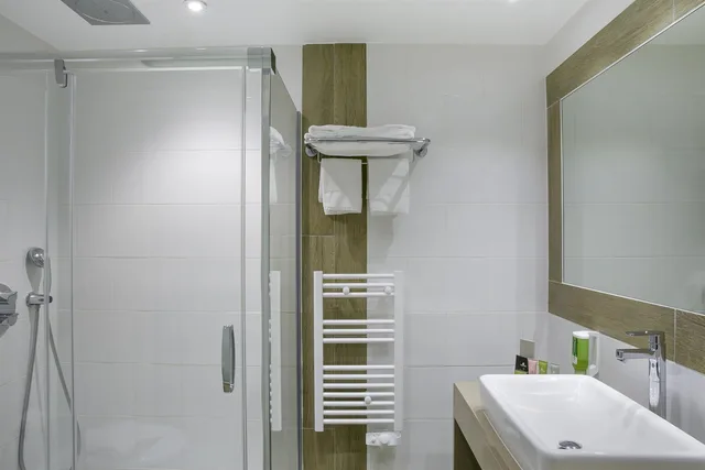 غرفة عائلية بسرير كينج بإطلالة على البحر بشرفة مع أريكة، Best Western Premier Santa Maria 2/3