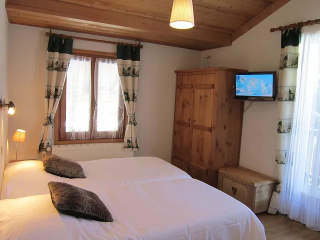 غرفة بسرير مزدوج أو سريرين منفصلين، Hotel Le Gai Soleil 1/8