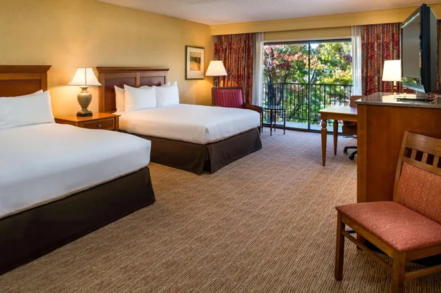 غرفة بسرير كينج وسريرين كوين بشرفة، Doubletree By Hilton Hotel Seattle Airport 2/7
