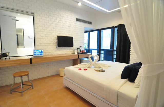غرفة غراند بسرير كينج، Forty Winks Phuket 2/3