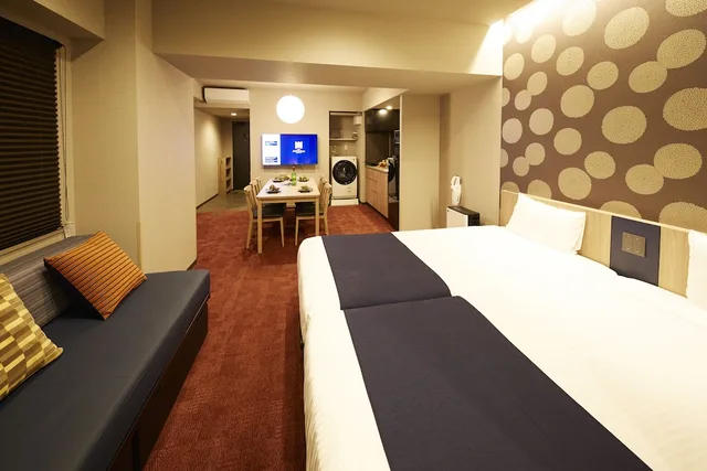 غرفة يابانية بسريرين منفصلين وفرشتي فوتون مع أريكة، MONday Apart Premium Nihonbashi 2/7