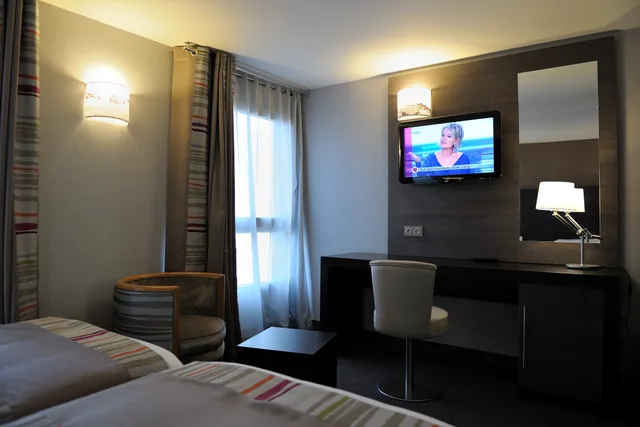 غرفة مفردة بسريرين منفصلين مع أريكة، Holiday Inn Paris - Montmartre 4/8