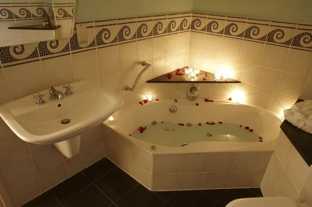 جناح، Cantley House Hotel 2/2