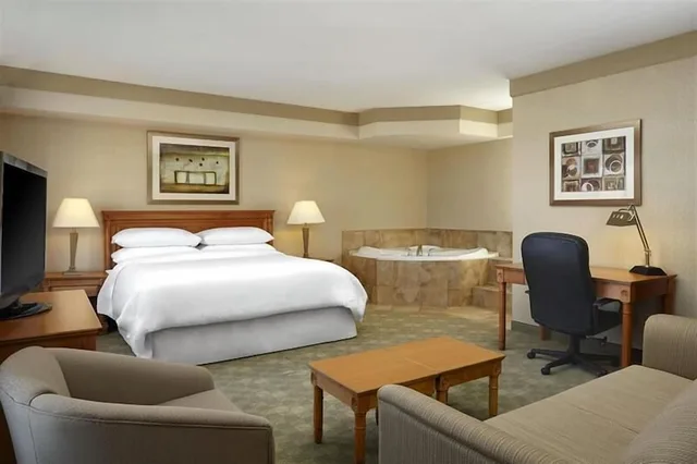 جناح بسرير كينج مع أريكة، Waterloo Suites Hotel, Trademark Collection by Wyndham 4/7