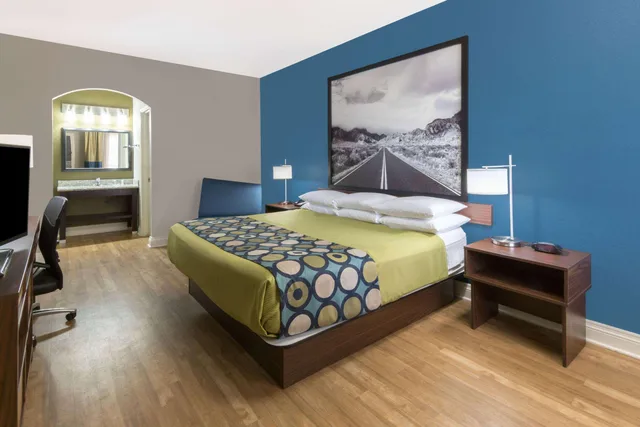 غرفة بسرير مزدوج لذوي الإعاقة، Super 8 by Wyndham San Antonio Near Fort Sam Houston 1/2