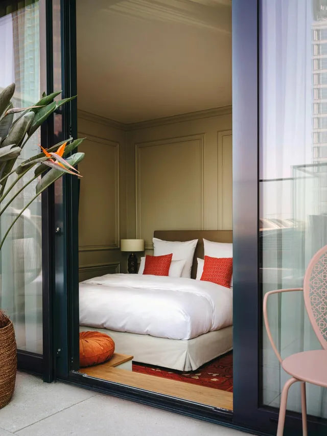 Room, King Bed, Balcony, Taj Hessischer Hof, Frankfurt 2/7