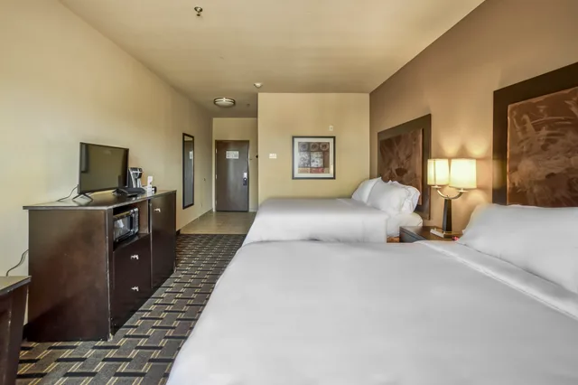 غرفة بسريرين مزدوجين لذوي الإعاقة، Holiday Inn Express Suites Beeville 7/10