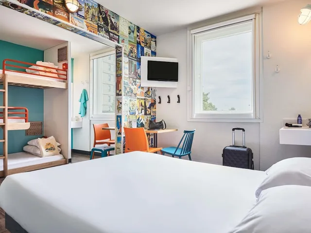 Family, 1 Double and 3 Single Beds, Shared Bathroom، hotelF1 Roissy CDG 1/3
