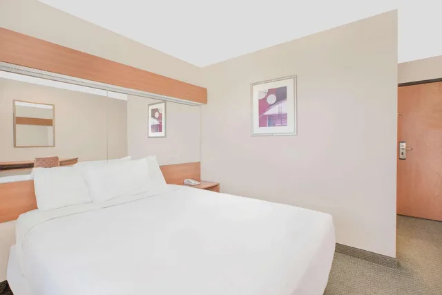غرفة بسرير كوين بحوض استحمام لذوي الإعاقة، Microtel Inn & Suites By Wyndham Colfax/Newton 2/7