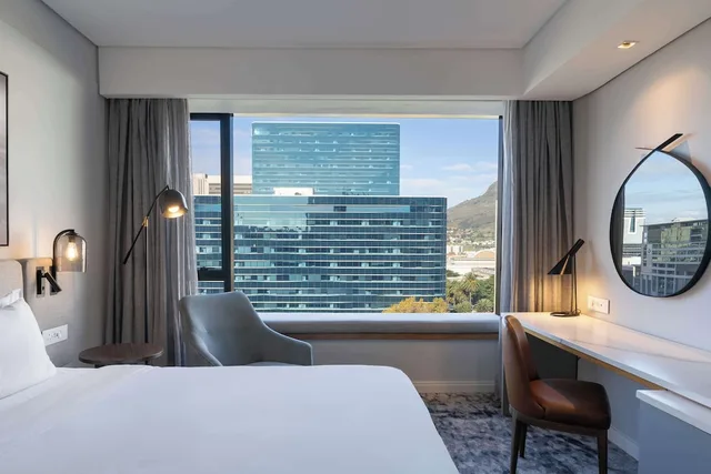 غرفة بريميوم بسريرين منفصلين بإطلالة على الجبل، Radisson Hotel Cape Town Foreshore 2/10