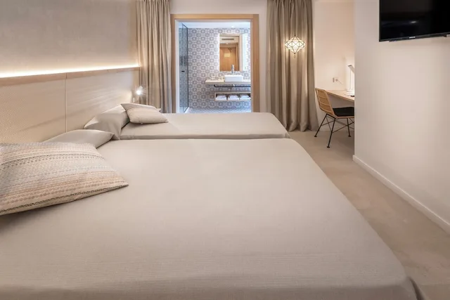 غرفة قياسية بسرير مزدوج وسرير فردي، Hotel Alhambra 9/9
