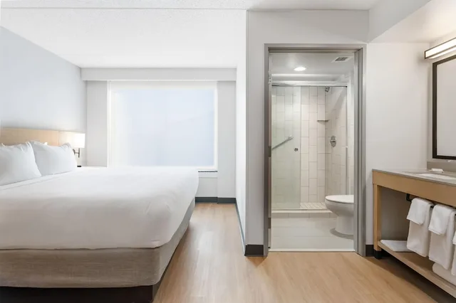 غرفة بسرير كينج مع أريكة في طابق مرتفع، Hyatt Place College Station 6/6