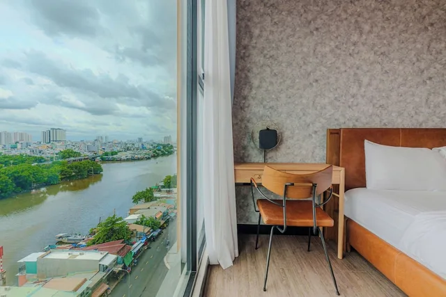 شقة ديلوكس بسرير كوين بإطلالة على النهر بغرفة نوم واحدة مع أريكة، Luxury Vela Luxe - De La Sol Sai Gon 6/9