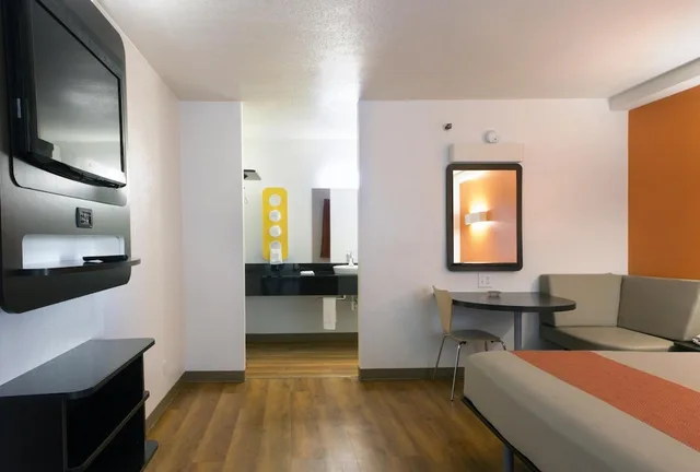 Premium, 2 Queen Beds, Motel6 Cutler Bay, FL - Miami 8/10