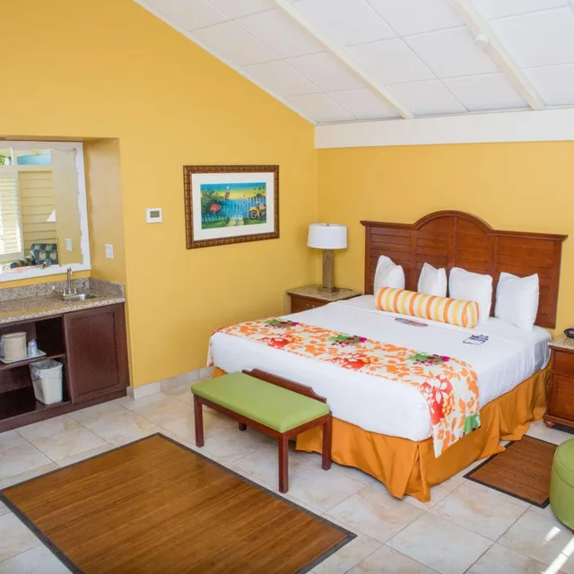 غرفة بسرير كينج بشرفة، Best Western Plus Yacht Harbor Inn 1/6