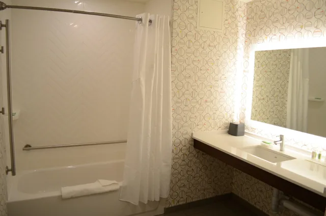 غرفة بريميوم بسرير كوين، Holiday Inn Edmonton S Ellerslie Rd 8/8