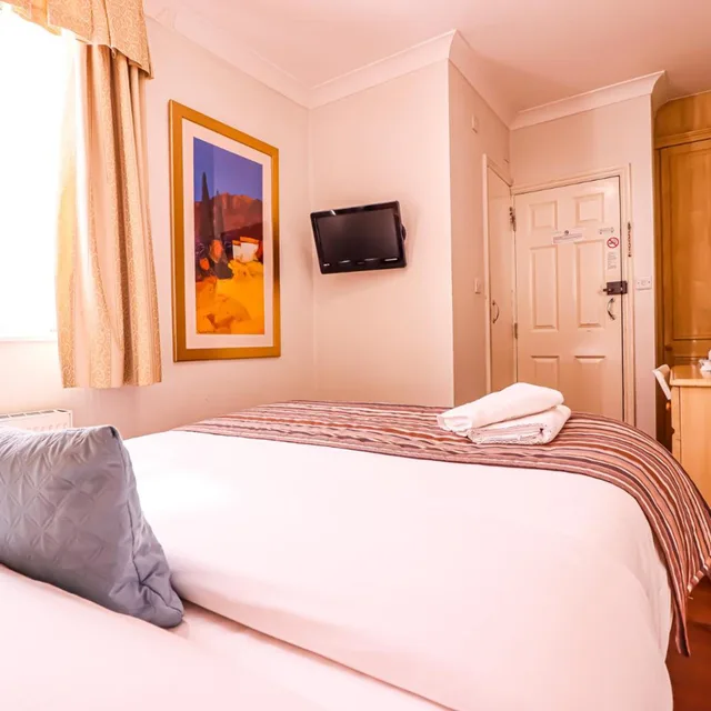 غرفة بسرير مزدوج بحمام خاص، The Fairway Hotel 2/7